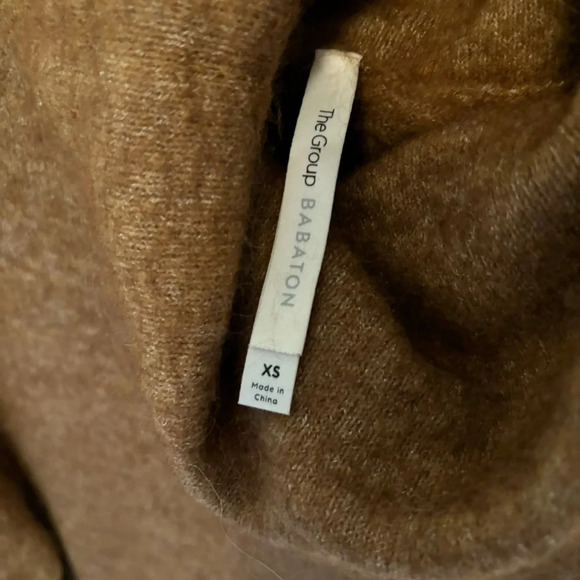 Aritzia The Group by Babaton Oversized Sweater Funnel Neck Caramel Sz XS Adichie - Picture 5 of 8